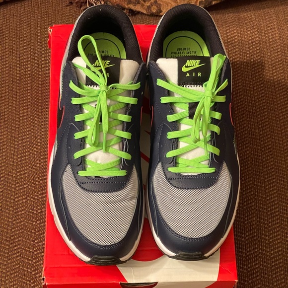 100% Auth Nike Air Max Excee Sneakers - Picture 2 of 12